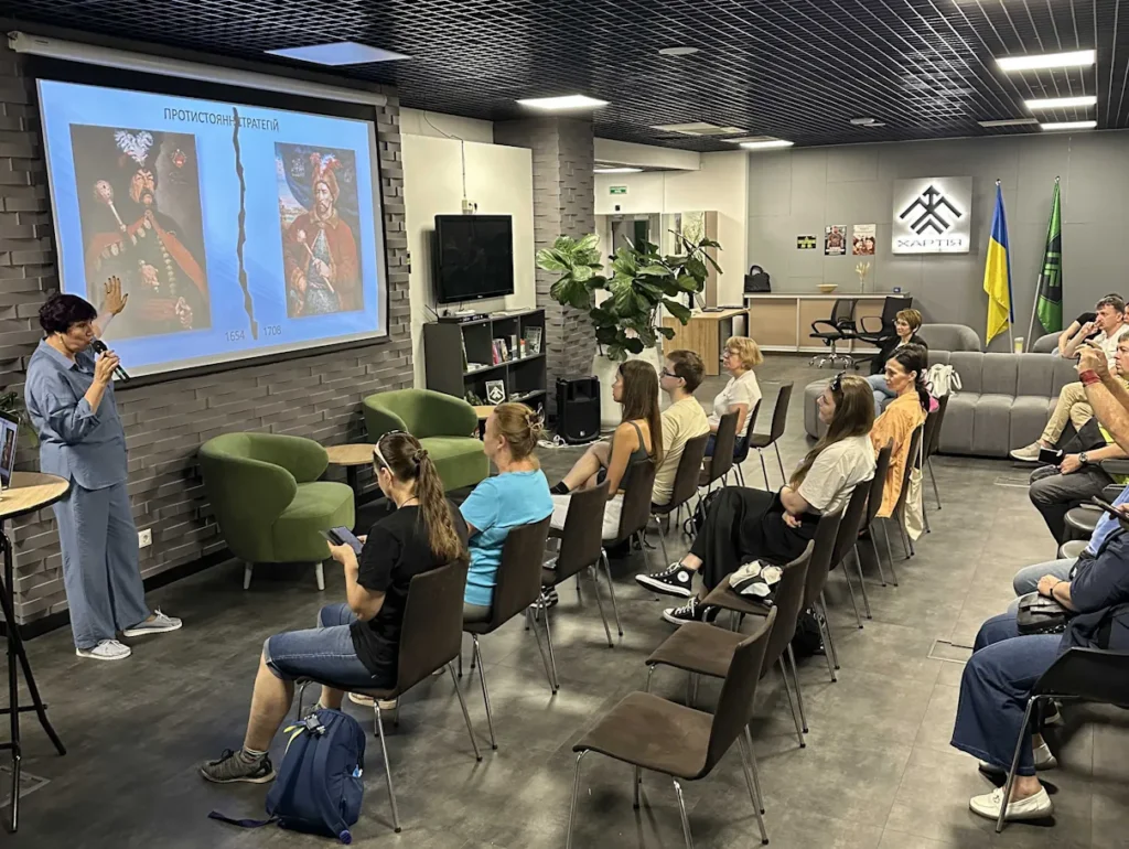 Ольга Ковалевська у Хартія Хаб