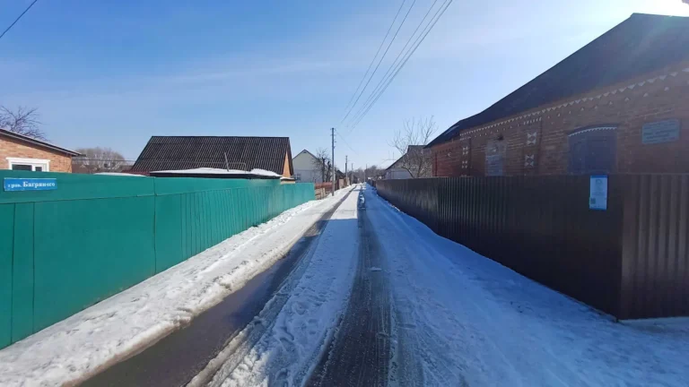 Охтирка, вул. Грабовського, 61 (будинок, у якому жив Іван Багряний) на розі з пров. Івана Багряного