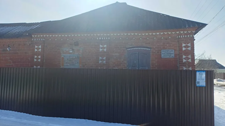 Охтирка, вул. Грабовського, 61 (будинок, у якому жив Іван Багряний) на розі з пров. Івана Багряного