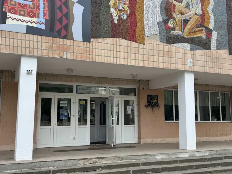 Тернопіль, бульвар Симона Петлюри, 8, Тернопільська загальноосвітня школа № 22 фото