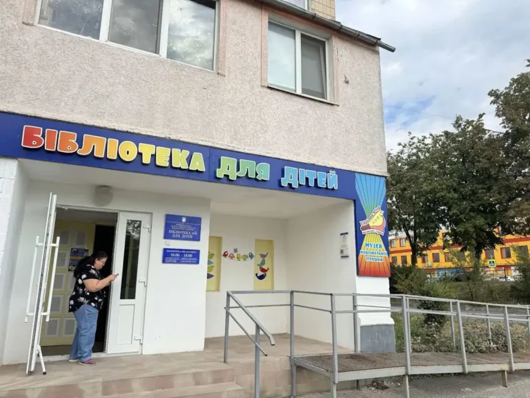 Тернопіль, вул. Василя Стуса, 4, Дитяча бібліотека №5 фото